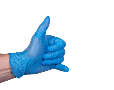Plastik mavi eldivenli bir adamın eli beyaz bir arka planda yakın plan tıbbi bir eldivende izole edilmiş. Chiston ve sırtlan kavramı. enfeksiyon önleme