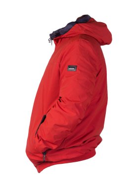 Beyaz arka planda izole edilmiş kapüşonlu fermuarlı kırmızı erkek ceketi. Rüzgarlık ceketi. Sıradan stil