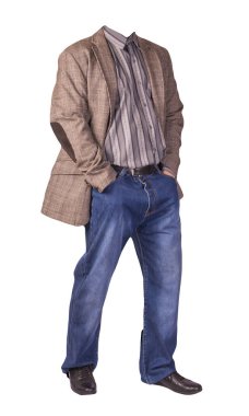 Erkek düğmesi açık kahverengi ceket, erkek kot pantolon, deri siyah ayakkabı ve beyaz arka planda izole edilmiş gri çizgili gömlek.