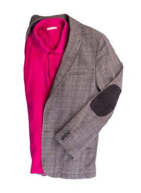 Düğmeli kahverengi ceket ve beyaz arka planda izole edilmiş yakalı kırmızı tişört. Sıradan stil