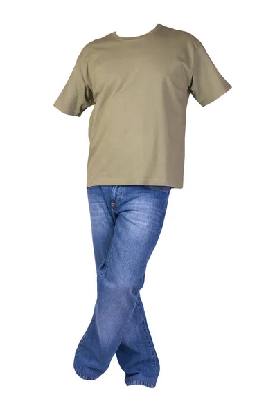 남성의 올리브 티셔츠와 청바지는 바탕에 분리되어 — 스톡 사진