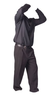 Siyah gömlekli ve siyah pantolonlu erkekler beyaz arka planda izole edilmiş. moda giysileri