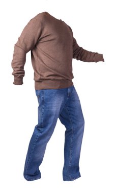 Beyaz arka planda izole edilmiş erkek kazağı ve mavi kot pantolon. Günlük kıyafetler.