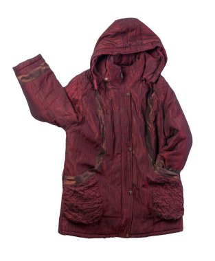 Beyaz arka planda kapüşonlu koyu kırmızı bir kadın ceketi. Sonbahar kadın ceketi yağmurdan ıslanmamış