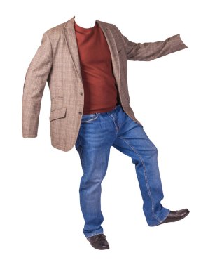 Erkekler düğmeli kahverengi ceket, erkek mavi kot pantolon, deri siyah ayakkabılar ve beyaz arka planda izole edilmiş kırmızı bir kazak.