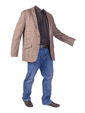 Erkek düğmesi açık kahverengi ceket, erkek kot pantolon, deri siyah ayakkabı ve beyaz arka planda izole edilmiş siyah gömlek.