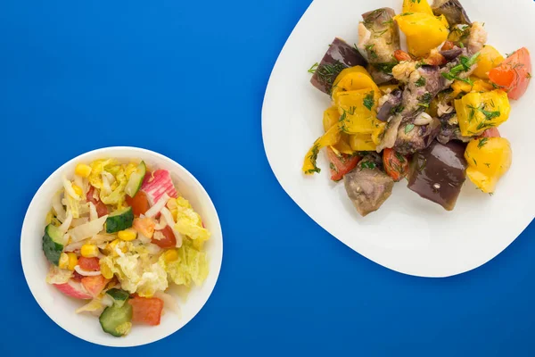 Comida Vegetariana Berinjela Salteada Uma Chapa Comida Saudável Fundo Azul — Fotografia de Stock