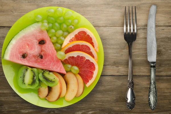 Sliced Fruit Borwn Wooden Background Sliced Fruit Light Green Plate — Stock Photo, Image