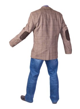 Erkek düğmesi açık kahverengi ceket, erkek kot pantolon, siyah deri ayakkabılar ve beyaz arka planda izole edilmiş mor bir gömlek.