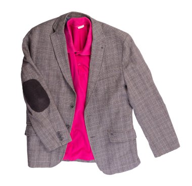 Düğmeli kahverengi ceket ve beyaz arka planda izole edilmiş yakalı kırmızı tişört. Sıradan stil