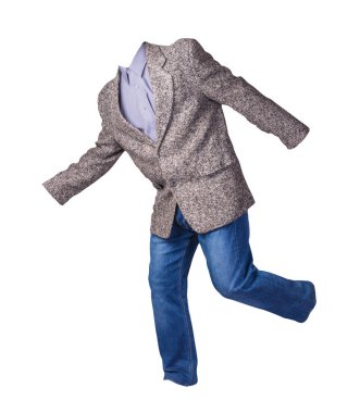 Mor gömlekli gri ceketli ve beyaz arka planda mavi kotlu adamlar. günlük biçim