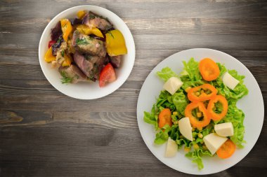  Peynir salatası, marul, mısır, siyah ahşap arka planda biber. Beyaz tabakta vejetaryen salatası. Vejetaryen salatası.