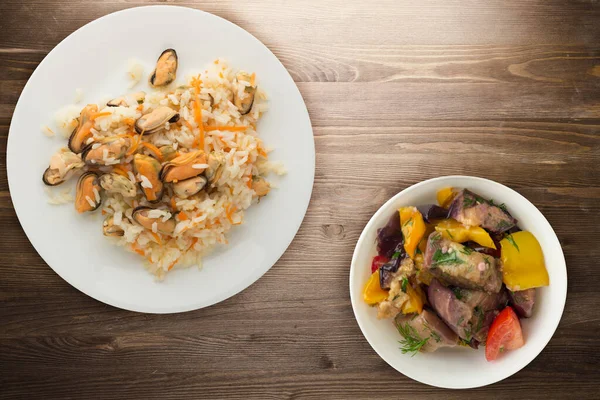 Arroz Con Mejillones Zanahorias Plato Blanco Arroz Con Mejillones Zanahorias —  Fotos de Stock