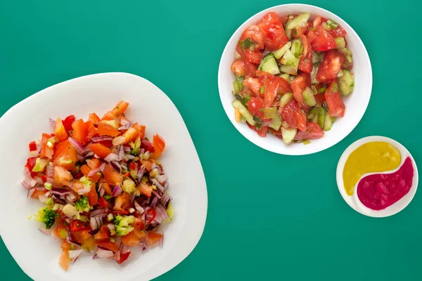 Veganistisch Eten Salade Van Groentepeper Tomaat Uien Broccoli Een Wit — Stockfoto