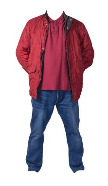 Kırmızı ceket, koyu kırmızı gömlek ve beyaz arka planda izole edilmiş mavi kot pantolon. Sıradan moda kıyafetleri.