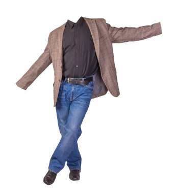 Erkek düğmesi açık kahverengi ceket, erkek kot pantolon, deri siyah ayakkabı ve beyaz arka planda izole edilmiş siyah gömlek.