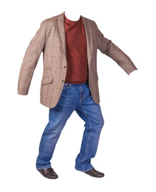 Erkekler düğmeli kahverengi ceket, erkek mavi kot pantolon, deri siyah ayakkabılar ve beyaz arka planda izole edilmiş kırmızı bir kazak.