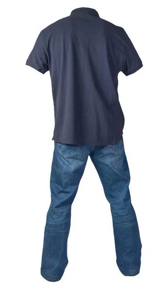 男式深蓝色T恤 领子扣扣 蓝色牛仔裤 背景白色 休闲装 — 图库照片