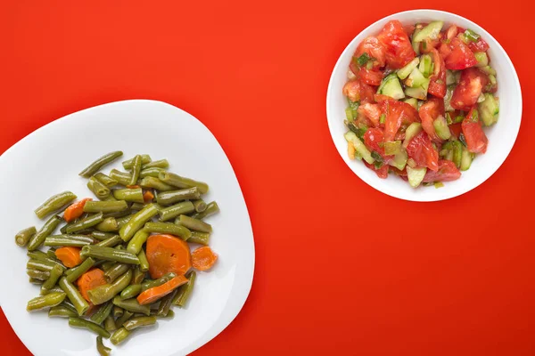 Green Beans Garlic Carrots White Plate Reed Background Green Beans — Stock Photo, Image