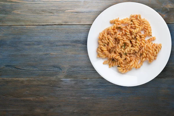 Pasta Auf Einem Weißen Teller Isoliert Auf Blauem Holzhintergrund Nudeln — Stockfoto