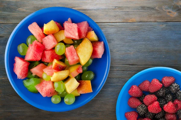 Ensalada Frutas Sobre Fondo Madera Azul Ensalada Vegetariana Frutas Plato — Foto de Stock