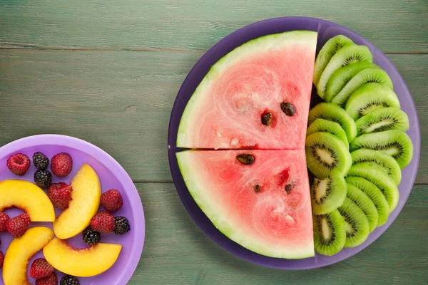 Watermelon Kiwi Sliced Purple Plate Green Wooden Background Healthy Vegetarian — Stock Photo, Image