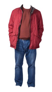 Fermuarlı kırmızı ceket, kırmızı kazak ve beyaz arka planda izole edilmiş mavi kot pantolon. Sıradan moda kıyafetleri.