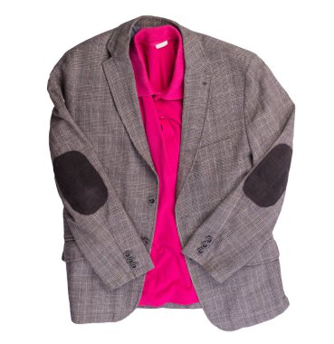 Düğmeli kahverengi ceket ve beyaz arka planda izole edilmiş yakalı kırmızı tişört. Sıradan stil