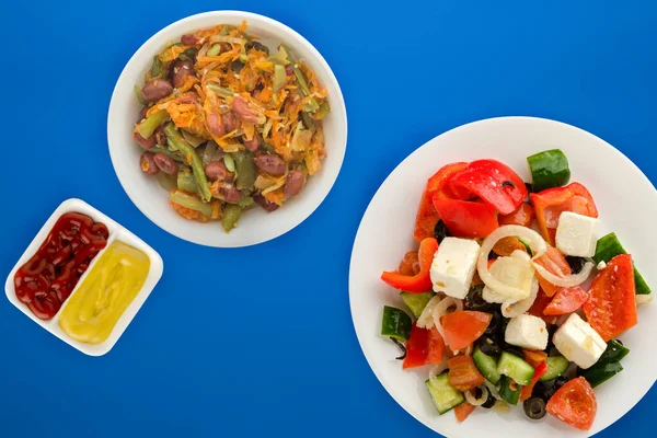 Mavi Arka Planda Yunan Salatası Beyaz Tabakta Yunan Salatası Sağlıklı — Stok fotoğraf