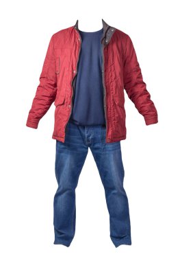 Kırmızı ceket, mavi kazak ve beyaz arka planda izole edilmiş kot pantolon. Sıradan moda kıyafetleri.