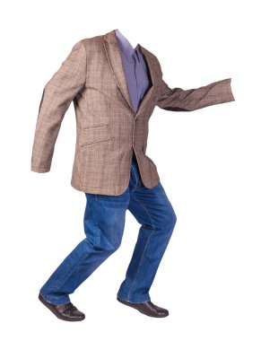 Erkek düğmesi açık kahverengi ceket, erkek kot pantolon, siyah deri ayakkabılar ve beyaz arka planda izole edilmiş mor bir gömlek.