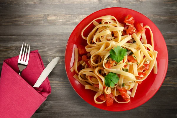 Spaghetti Red Plate Fork Knife Top View Spaghetti Tomatoes Onions — Stock Photo, Image