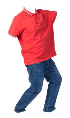 Düğmeli yakalı ve beyaz arka planda izole edilmiş mavi kotlu erkek turuncu tişörtü. Günlük giysiler.