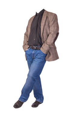 Erkek düğmesi açık kahverengi ceket, erkek kot pantolon, deri siyah ayakkabı ve beyaz arka planda izole edilmiş siyah gömlek.