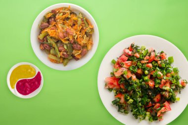 Vejetaryen yemeği. Domates, soğan, kireç arkaplanda beyaz bir tabakta dereotu. Sağlıklı yiyecekler.