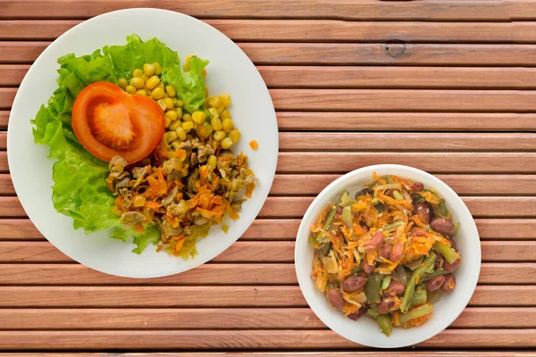 Ensalada Con Estómagos Pollo Con Zanahorias Maíz Ensalada Plato Blanco —  Fotos de Stock