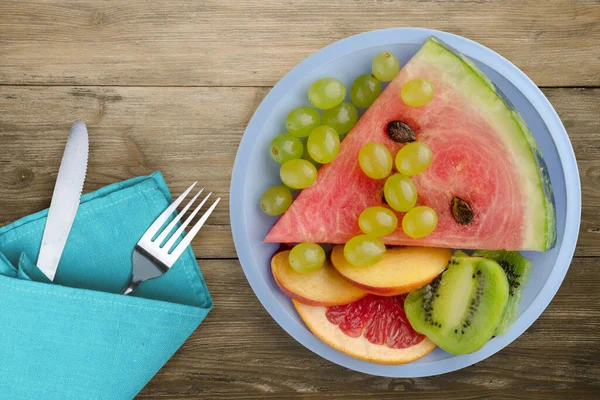 Fruta Rodajas Sobre Fondo Madera Fruta Rodajas Una Placa Azul — Foto de Stock