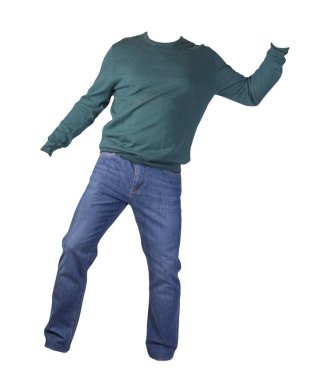 Beyaz arka planda koyu yeşil kazak ve mavi kot pantolon. Günlük kıyafetler.