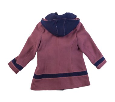 Beyaz arka planda mavi kapüşonlu, yünlü, pembe bir kadın. Kadın ceketi trapezi kesti.