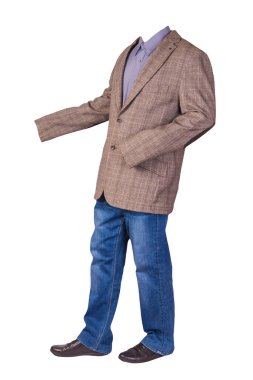 Erkek düğmesi açık kahverengi ceket, erkek kot pantolon, siyah deri ayakkabılar ve beyaz arka planda izole edilmiş mor bir gömlek.