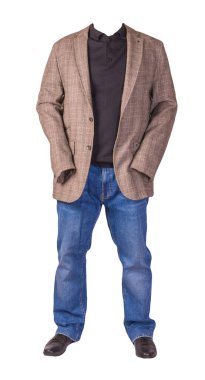 Erkek düğmesi açık kahverengi ceket, erkek kot pantolon, deri siyah ayakkabı ve beyaz arka planda izole edilmiş siyah bir kazak.