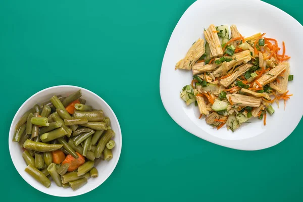 Ensalada Con Espárragos Soja Zanahorias Pepinos Albóndigas Plato Blanco Ensalada — Foto de Stock