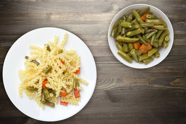 Pasta Con Judías Verdes Con Ajo Zanahorias Plato Blanco Sobre —  Fotos de Stock