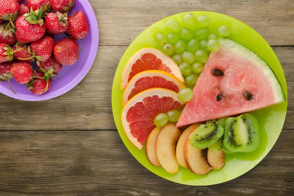 Sliced Fruit Borwn Wooden Background Sliced Fruit Light Green Plate — Stock Photo, Image