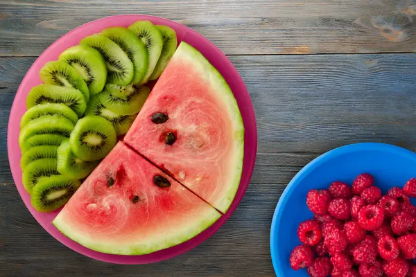 Wassermelone Und Kiwi Scheiben Geschnitten Auf Einem Roten Teller Mit — Stockfoto