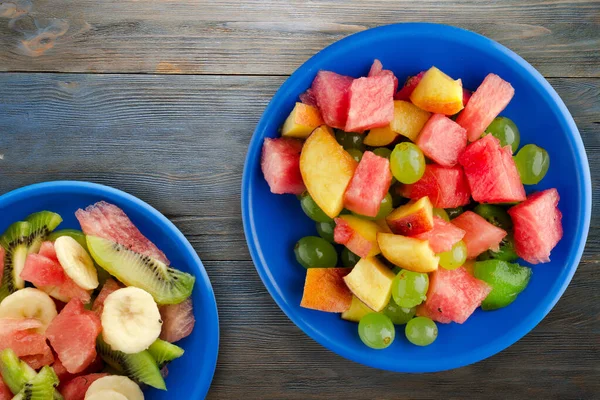 Frukt Sallad Blå Trä Bakgrund Vegetarisk Sallad Frukt Blå Tallrik — Stockfoto