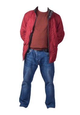 Fermuarlı kırmızı ceket, kırmızı kazak ve beyaz arka planda izole edilmiş mavi kot pantolon. Sıradan moda kıyafetleri.
