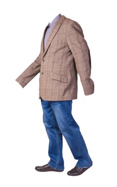 Erkek düğmesi açık kahverengi ceket, erkek kot pantolon, siyah deri ayakkabılar ve beyaz arka planda izole edilmiş mor bir gömlek.