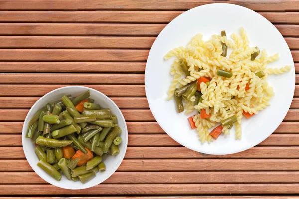 Pasta Con Judías Verdes Con Ajo Zanahorias Plato Blanco Sobre —  Fotos de Stock