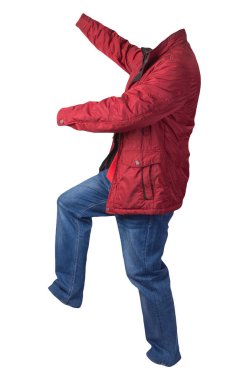 Kırmızı ceket, turuncu gömlek ve beyaz arka planda izole edilmiş kot pantolon. Sıradan moda kıyafetleri.